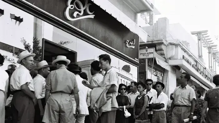 תור בכניסה לבניין בתקופת הצנע 1951 תור בכניסה לבניין בתקופת הצנע 1951