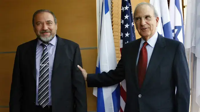 שר החוץ אביגדור ליברמן והשליח המיוחד של ארה"ב ג'ורג' מיטשל