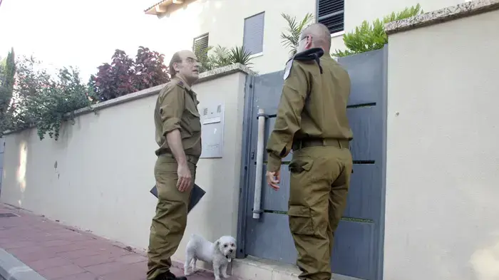 משלחת צה"ל מגיעה לבית משפחת רמון