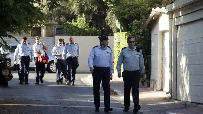 ראש אכ"א האלוף אבי זמיר (מימין) ומפקד חיל האוויר עדו נחושתן בכניסה לבית משפחת רמון ראש אכ"א האלוף אבי זמיר (מימין) ומפקד חיל האוויר עדו נחושתן בכניסה לבית משפחת רמון