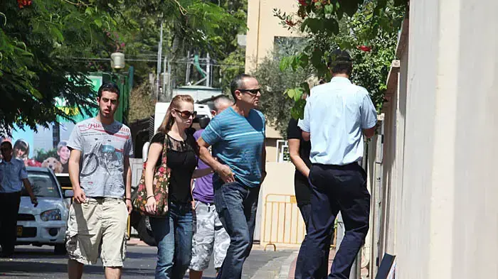 חברים מגיעים לנחם את משפחת רמון