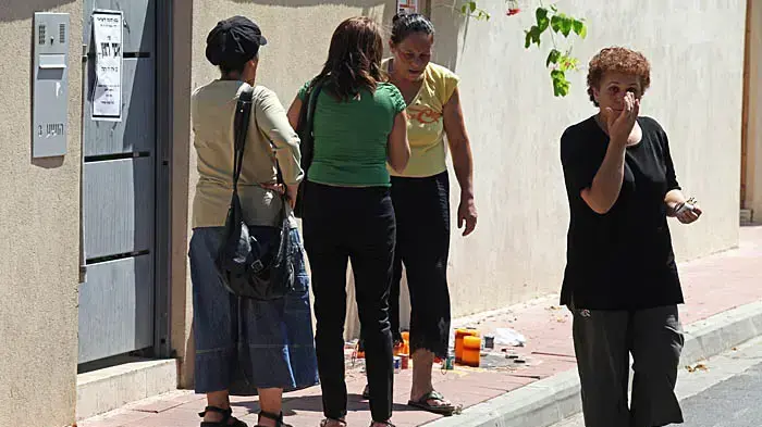 משתתפים בצער משפחת רמון מחוץ לביתם