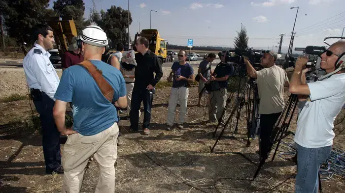 תא"ל עדן אטיאס מדבר עם התקשורת בהלוויתו של אסף רמון