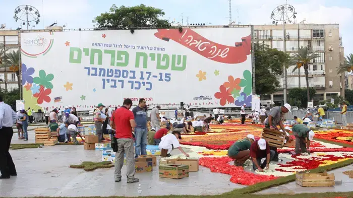 הקמת שטיח הפרחים בכיכר רבין בתל אביב