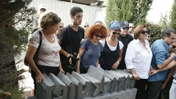 משפחתו של טופז מציינת 30 יום למותו
