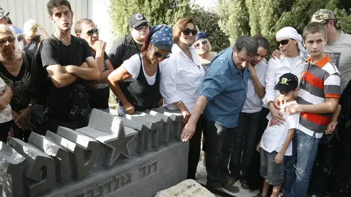 משפחתו של טופז מציינת 30 יום למותו