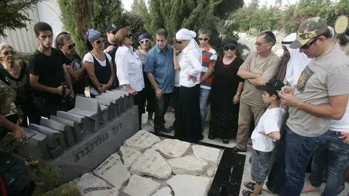 משפחתו של טופז מציינת 30 יום למותו