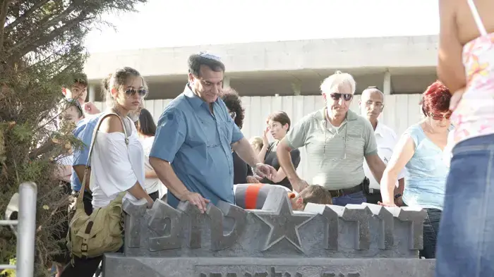 משפחתו של טופז מציינת 30 יום למותו