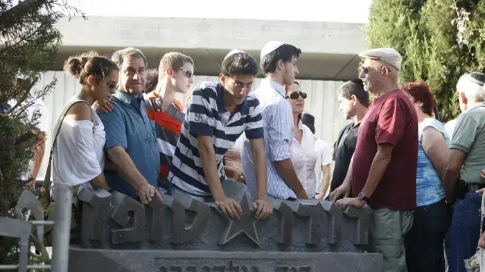 משפחתו של טופז מציינת 30 יום למותו