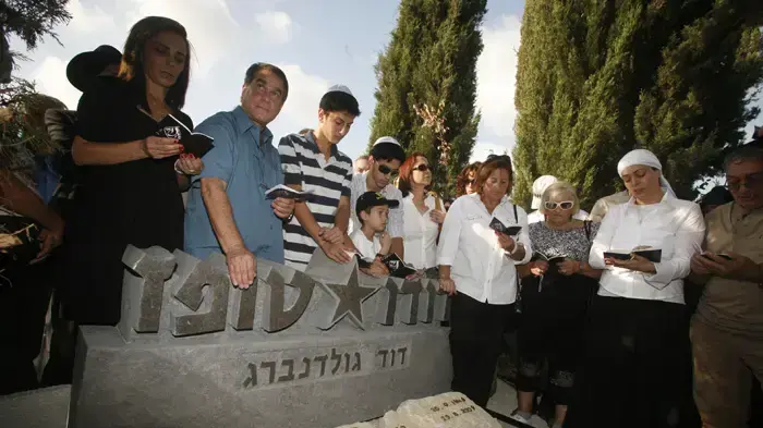 משפחתו של טופז מציינת 30 יום למותו