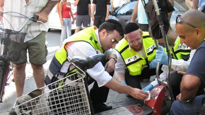 רוכב קורקינט חשמלי נהרג בהתנגשות עם מכונית בת"א