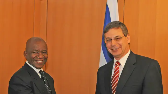 סגן שר החוץ דני איילון בפגישה עם ג'רי מג'ילה דיפלומט דרום אפריקאי