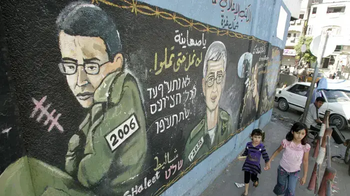 ציורי קיר של גלעד שליט ברצועת עזה ציורי קיר של גלעד שליט ברצועת עזה