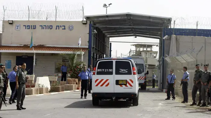 האסירות מגיעות למחנה עופר האסירות מגיעות למחנה עופר
