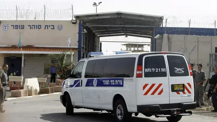 האסירות מגיעות למחנה עופר