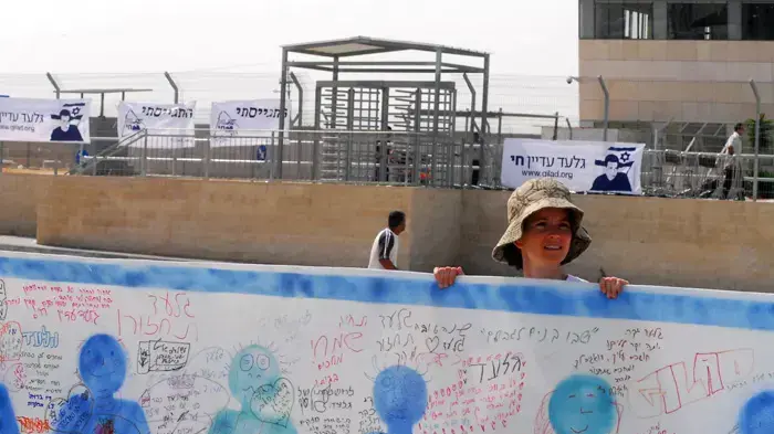 הכנות לקראת הגעת הקלטת של שליט במחסום ארז