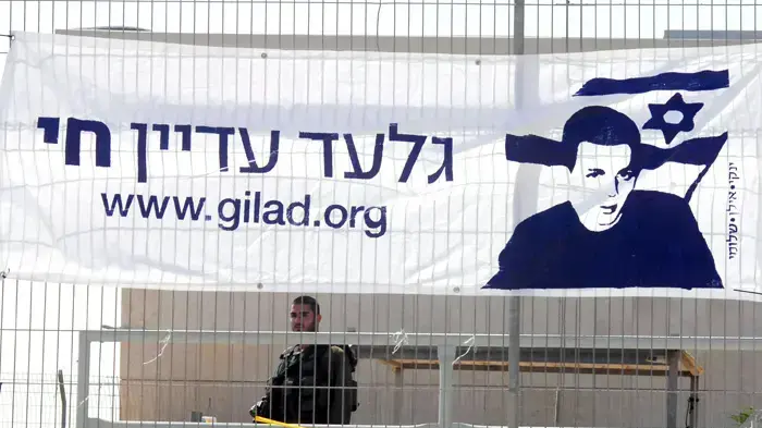 מחכים לקלטת במחסום ארז