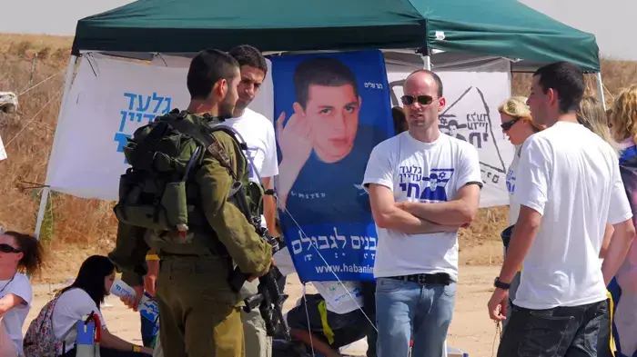 מחכים לקלטת במחסום ארז