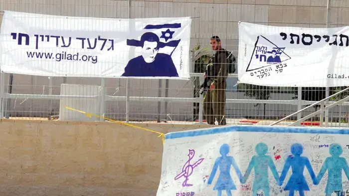 מחכים לקלטת במחסום ארז מחכים לקלטת במחסום ארז