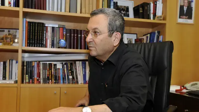 שר הבטחון צופה בקלטת של גלעד שליט