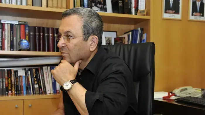 שר הבטחון צופה בקלטת של גלעד שליט שר הבטחון צופה בקלטת של גלעד שליט