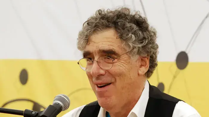 מסיבת עיתונאים עם השחקן אליוט גולד