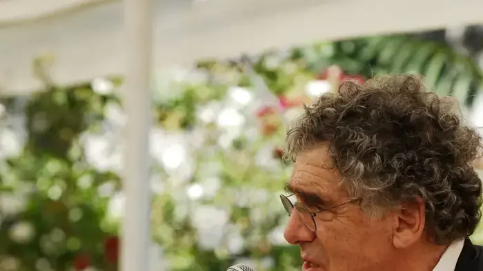 מסיבת עיתונאים עם השחקן אליוט גולד