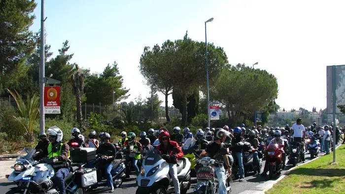 רוכבים במסדרונות הכנסת