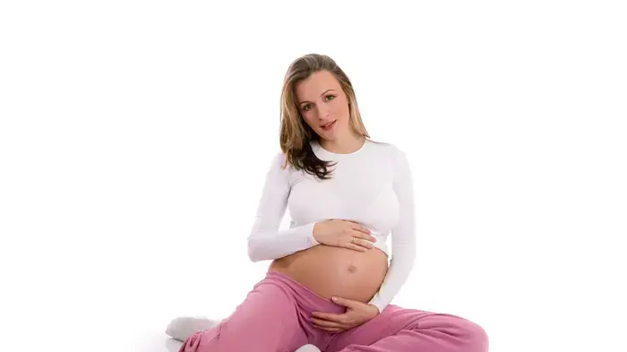 אשה בהריון מתרגלת יוגה אשה בהריון מתרגלת יוגה