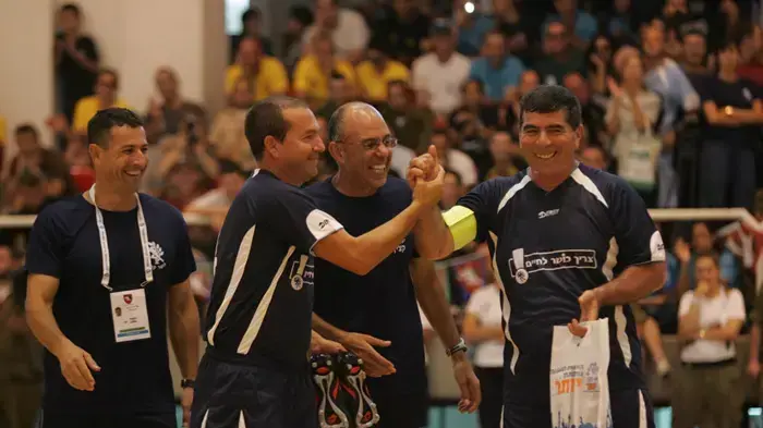 גבי אשכנזי ואייל ברקוביץ'  בכירי המטכ"ל משחקים קט רגל במסגרת אליפות צה"ל למפקדים בוינגייט אוקטובר 2009