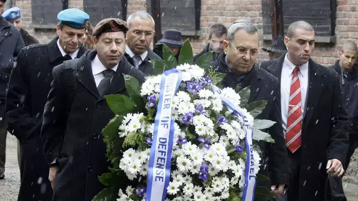 אהוד ברק מבקר במחנה ההשמדה אושוויץ אהוד ברק מבקר במחנה ההשמדה אושוויץ
