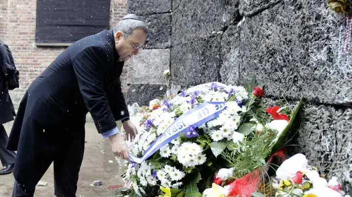 אהוד ברק מבקר במחנה ההשמדה אושוויץ אהוד ברק מבקר במחנה ההשמדה אושוויץ