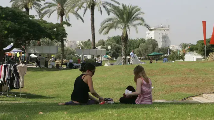 מדשאה באוניברסיטת תל אביב מדשאה באוניברסיטת תל אביב