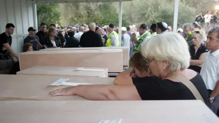משפחת אושרנקו הובאה למנוחות בבית העלמין בראשון לציון אוקטובר 2009 משפחת אושרנקו הובאה למנוחות בבית העלמין בראשון לציון אוקטובר 2009