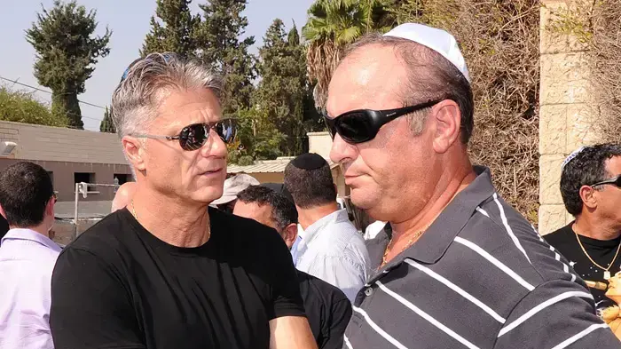 מיקי ברקוביץ' עם צביקה שרף בהלוויה של מוני פנאן