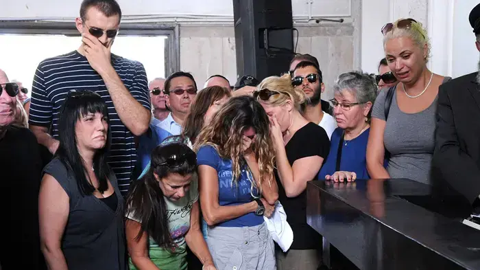 ניקולה וויצ'יץ' (מימין) לצד משפחת פנאן בהלוויה של מוני פנאן