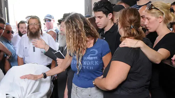 משפחת פנאן בהלוויה של מוני פנאן
