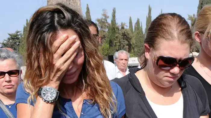 לירון פנאן (מימין) לצד אמה שרון בהלוויה של מוני פנאן