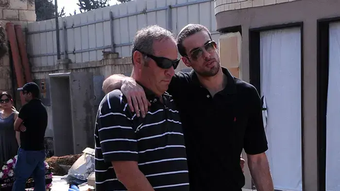 צביקה שרף עם יותם הלפרין בהלווייתו של מוני פנאן