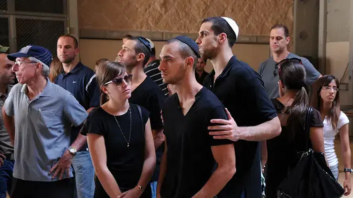 יותם הלפרין עם רגב פנאן בהלווייתו של מוני פנאן