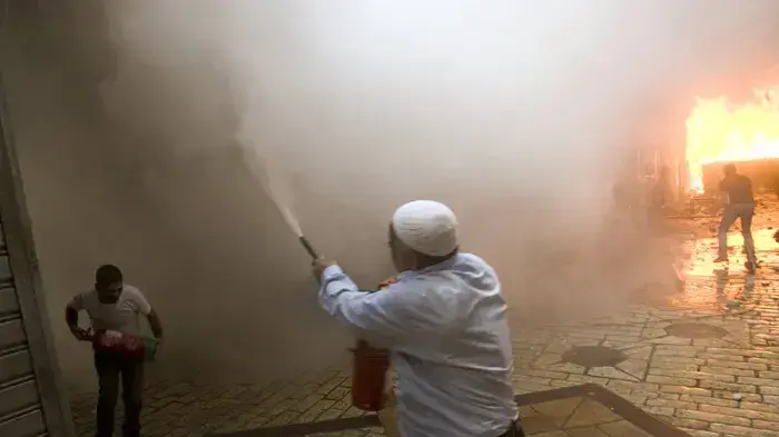 תושב מזרח ירושלים מנסה לכבות שריפה בזמן מהומות בהר הבית תושב מזרח ירושלים מנסה לכבות שריפה בזמן מהומות בהר הבית