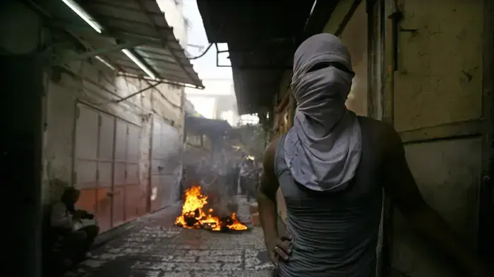 רעול פנים בזמן מהומות בעיר העתיקה בירושלים - אוקטובר 2009 רעול פנים בזמן מהומות בעיר העתיקה בירושלים - אוקטובר 2009