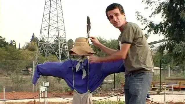 משה פרסטר מסייר בחווה בפארק הירקון