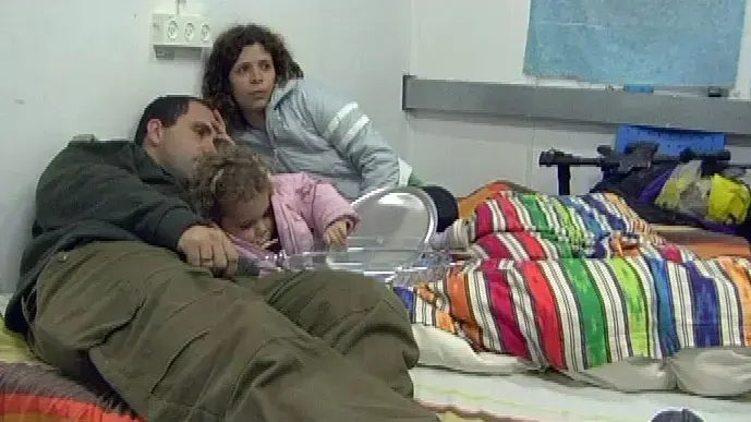 דולב קידר מיכל קסטן קידר ובתם שירה מתוך הסרט "מחכה לו" דולב קידר מיכל קסטן קידר ובתם שירה מתוך הסרט "מחכה לו"