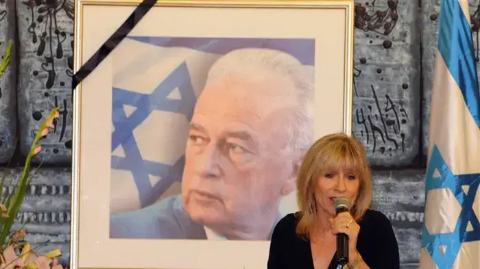 הזמרת אילנית בטקס ממלכתי הפותח את אירועי הזכרון ליצחק רבין ז"ל, בבית הנשיא, אוקטובר 2009