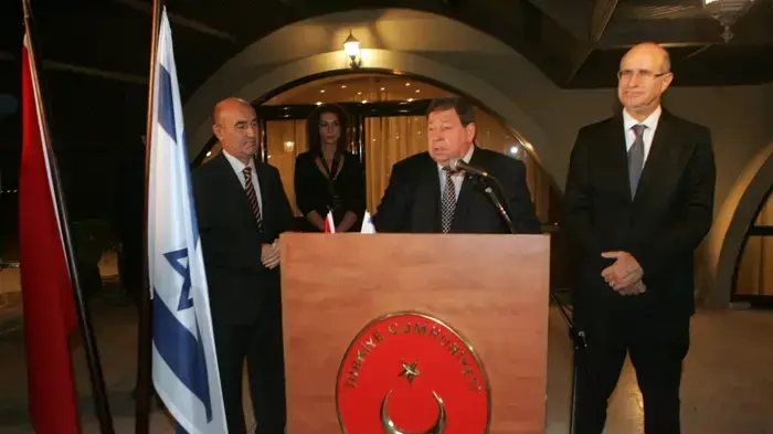 מימין, אבישי ברוורמן, בנימין בן אליעזר ושגריר טורקיה בישראל - אוקטובר 2009 