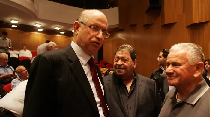 אבישי ברוורמן (שמאל) ובנימין בן אליעזר (מרכז) בכינוס מפלגת העבודה - נובמבר 2009