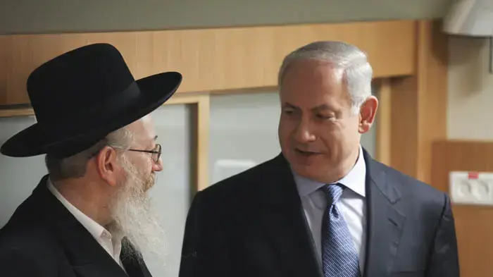 בנימין נתניהו ויעקב ליצמן מבקרים במבצע חיסונים נגד שפעת החזירים באיכילוב נובמבר 2009 בנימין נתניהו ויעקב ליצמן מבקרים במבצע חיסונים נגד שפעת החזירים באיכילוב נובמבר 2009