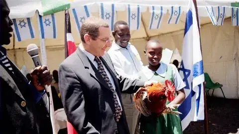 השגריר בקניה מקבל תרנגולת כאות מחווה השגריר בקניה מקבל תרנגולת כאות מחווה
