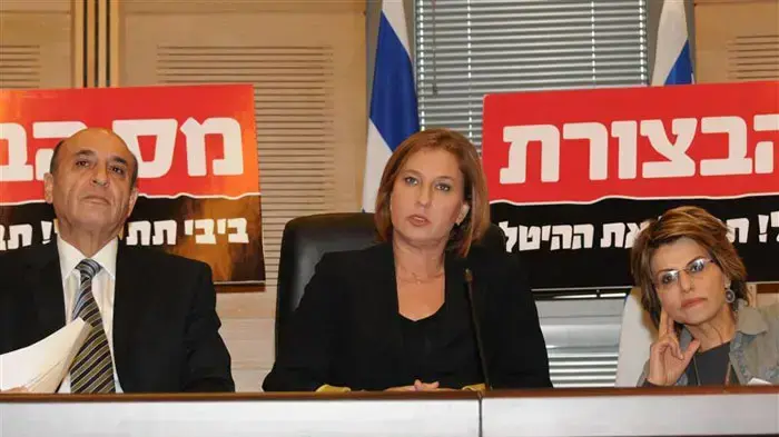 מימין דליה איציק ציפי לבני ושאול מופז בישיבת סיעת קדימה נובמבר 2009 מימין דליה איציק ציפי לבני ושאול מופז בישיבת סיעת קדימה נובמבר 2009